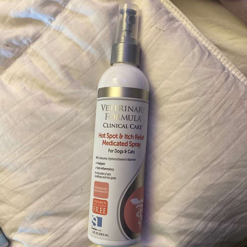 Veterinary formula clinical care. Hotspot and itch relief medicated spray.